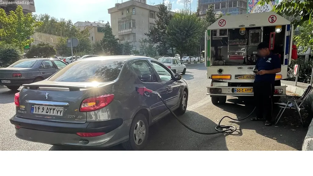 تصویر خودروی سوخت رسان سایپا امداد در حال رساندن بنزین سیار به خودرو در غرب تهران – سرویس شبانه‌روزی و سریع